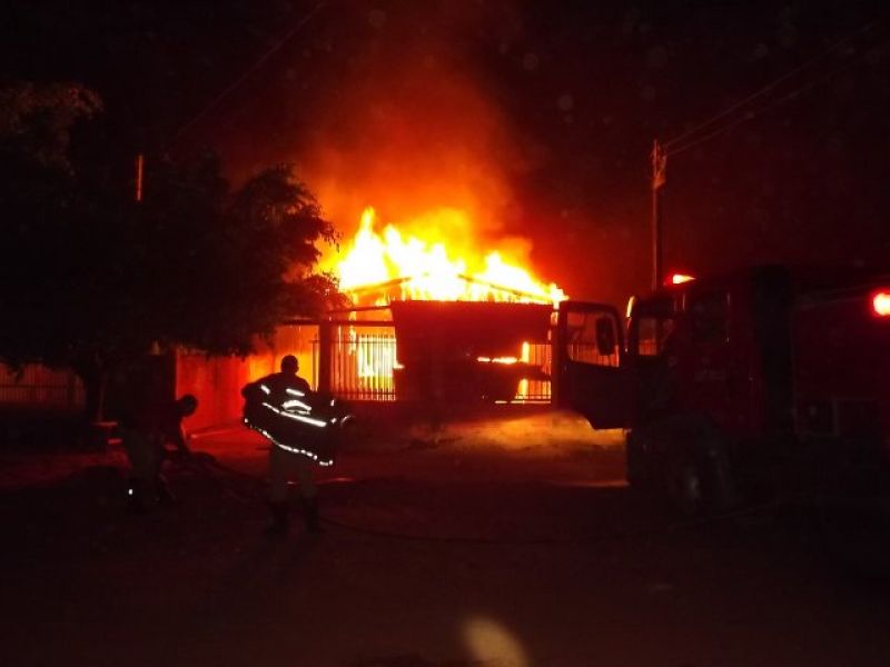 Rolim De Moura – Incêndio em residência no bairro Jardim Tropical. Rolim De Moura – Incêndio em residência no bairro Jardim Tropical.