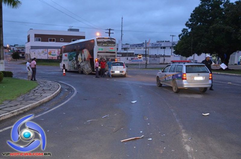 Ji-Paraná – Grave acidente no cruzamento da Rua 22 de Novembro com Avenida Marechal Rondon deixa veículo totalmente destruído