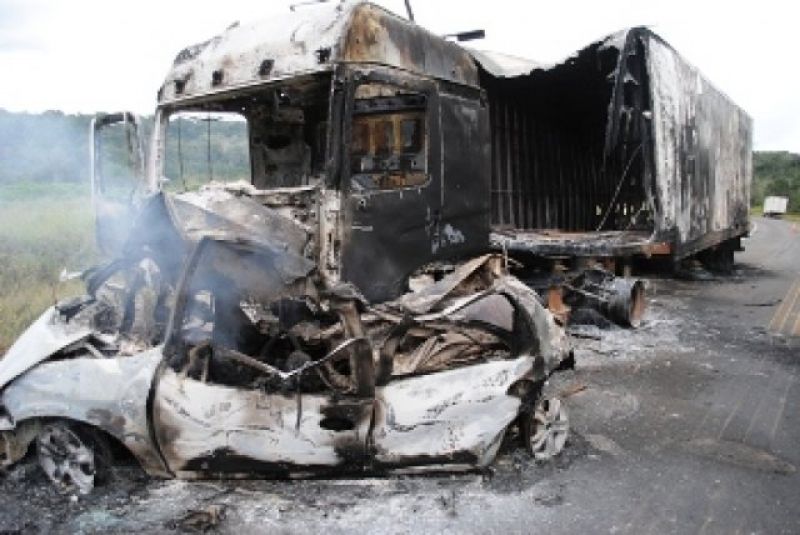 BR 364 - Tragédia - Duas pessoas morrem carbonizadas em grave acidente na BR-364 - Fotos BR 364 - Tragédia - Duas pessoas morrem carbonizadas em grave acidente na BR-364 - Fotos