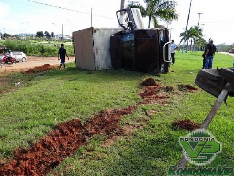 Monte Negro - Capotamento de veículo na BR-421, em Monte Negro Monte Negro - Capotamento de veículo na BR-421, em Monte Negro