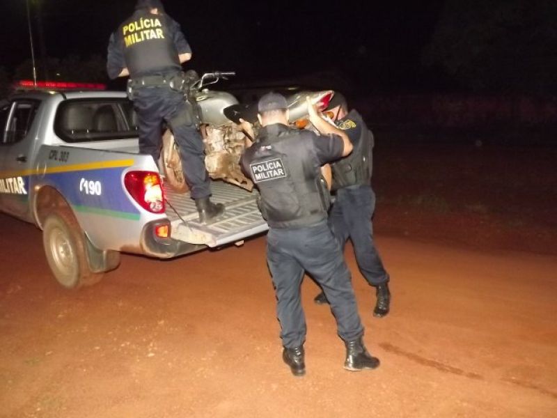 Rolim de Moura –  Motocicleta furtada é recuperada pela PM/ Dois homens são detidos com parangas de droga Rolim de Moura –  Motocicleta furtada é recuperada pela PM/ Dois homens são detidos com parangas de droga