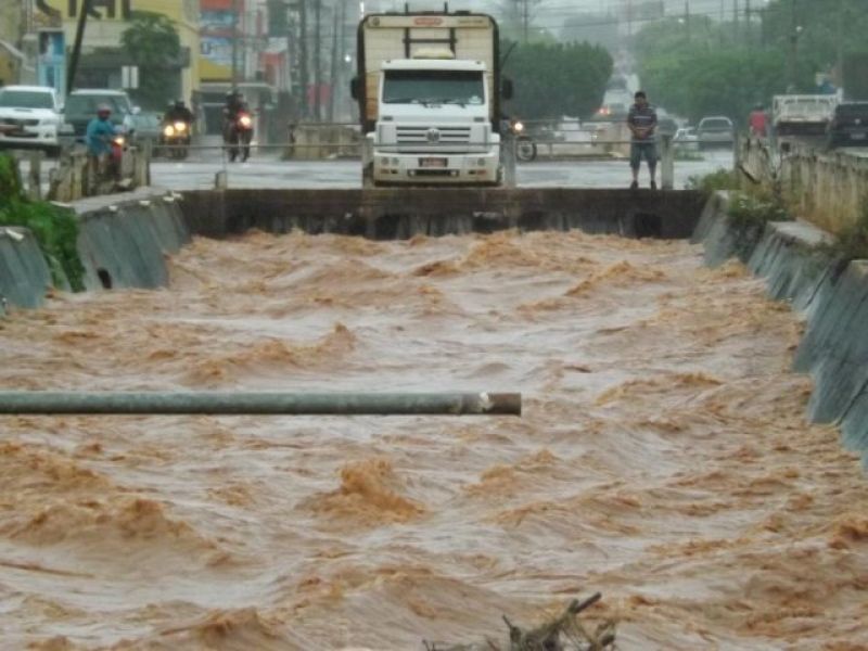 Rolim de Moura – Forte chuva na cidade gera pontos de alagamento Rolim de Moura – Forte chuva na cidade gera pontos de alagamento