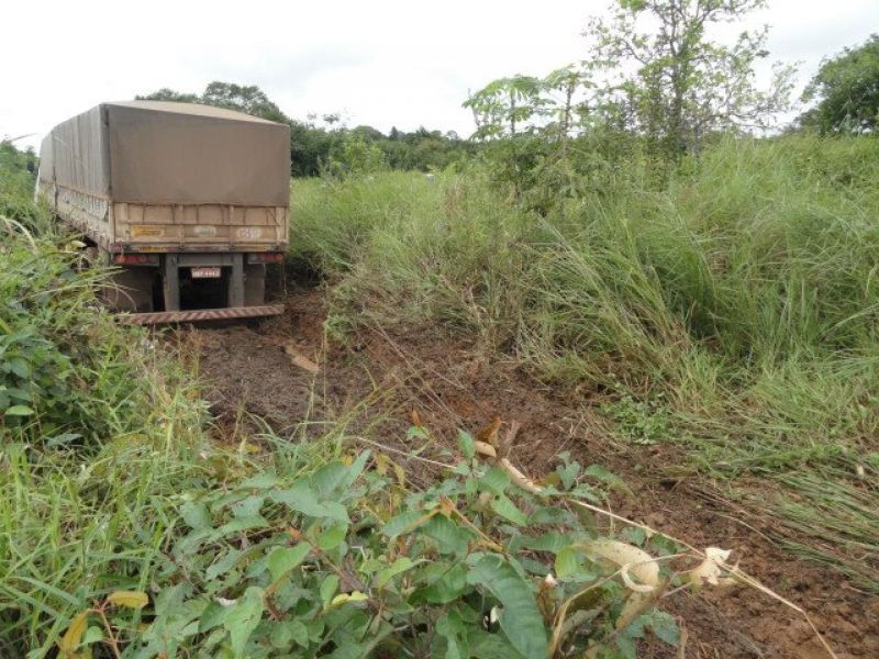 RO 010 – Carreta sai fora da pista RO 010 – Carreta sai fora da pista
