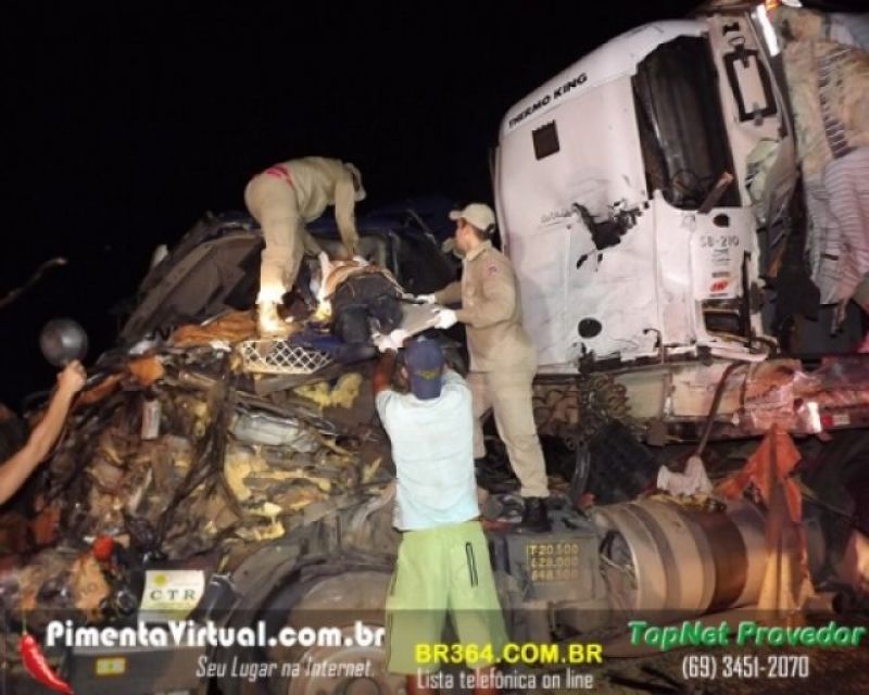 Pimenta Bueno : REBOQUE DE BITREM SE DESPRENDE E CAUSA TRAGÉDIA NA BR-364 EM PIMENTA BUENO Pimenta Bueno : REBOQUE DE BITREM SE DESPRENDE E CAUSA TRAGÉDIA NA BR-364 EM PIMENTA BUENO