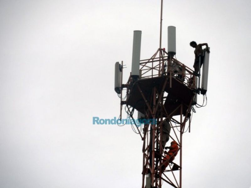 PORTO VELHO - APÓS NOVE HORAS AMEAÇANDO, HOMEM SE JOGA DE TORRE DE TELEFONIA EM PORTO VELHO- VÍDEO