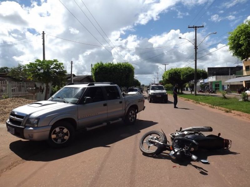 Rolim de Moura –  Motociclista bate em caminhonete no bairro Planalto Rolim de Moura –  Motociclista bate em caminhonete no bairro Planalto