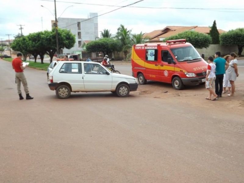 Rolim de Moura –  Carro bate em motocicleta na Avenida Rio Madeira Rolim de Moura –  Carro bate em motocicleta na Avenida Rio Madeira