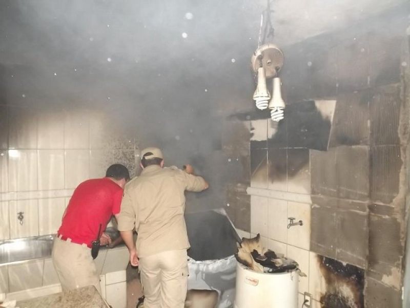 Rolim de Moura –  Bombeiros agem rápido e evitam incêndio de maiores proporções em residência Rolim de Moura –  Bombeiros agem rápido e evitam incêndio de maiores proporções em residência