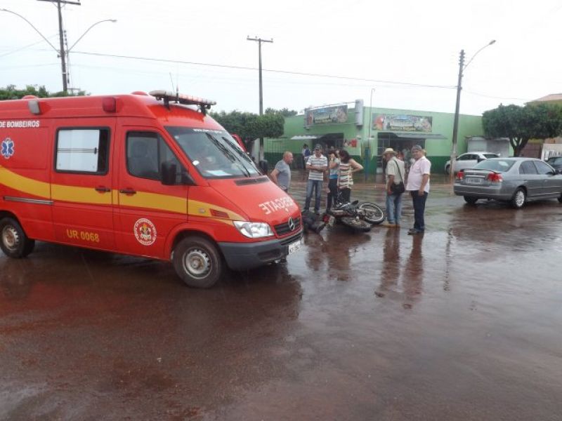 Rolim de Moura –  Moto bate em carro na Av. Rio Madeira próximo ao hospital Rolim de Moura –  Moto bate em carro na Av. Rio Madeira próximo ao hospital