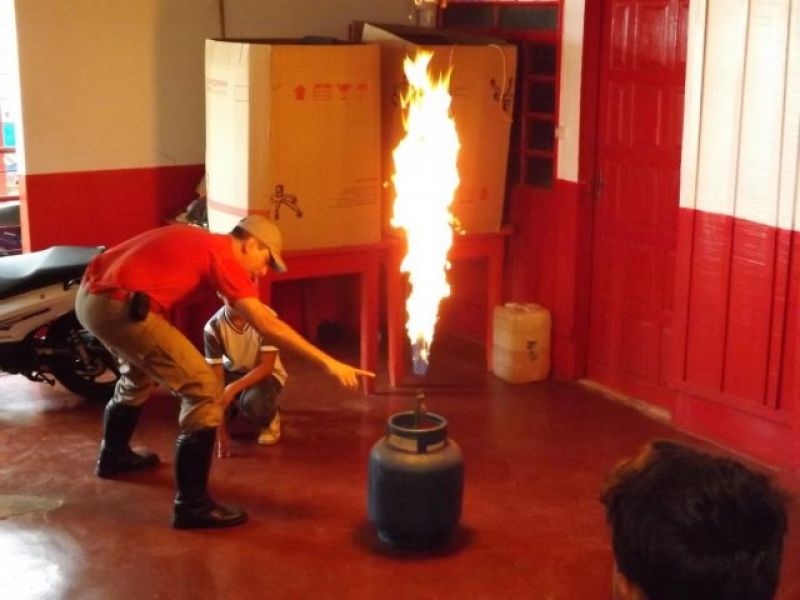 Rolim de Moura –  Alunos da escola Nilson Silva visitam quartel do Corpo de Bombeiros Rolim de Moura –  Alunos da escola Nilson Silva visitam quartel do Corpo de Bombeiros