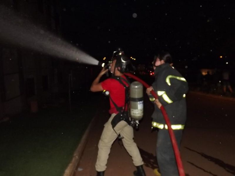 Rolim de Moura - Incêndio de grandes proporções atinge Hotel no centro de Rolim de Moura Rolim de Moura - Incêndio de grandes proporções atinge Hotel no centro de Rolim de Moura