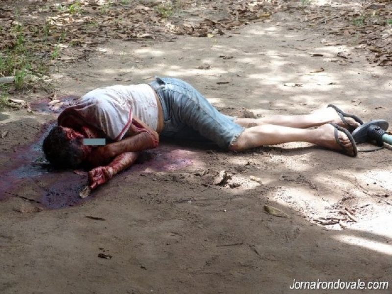 Seringueiras - Homem é assassinato brutalmente a foiçadas em Seringueiras. Seringueiras - Homem é assassinato brutalmente a foiçadas em Seringueiras.