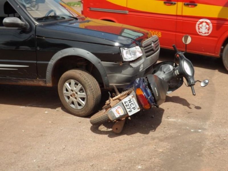 Rolim de Moura –  Carro invade preferencial e bate em motociclista na Rua Rio Madeira Rolim de Moura –  Carro invade preferencial e bate em motociclista na Rua Rio Madeira