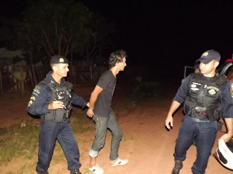 Rolim de Moura – Dois indivíduos utilizaram uma moto furtada para praticar roubo e foram detidos pela PM Rolim de Moura – Dois indivíduos utilizaram uma moto furtada para praticar roubo e foram detidos pela PM