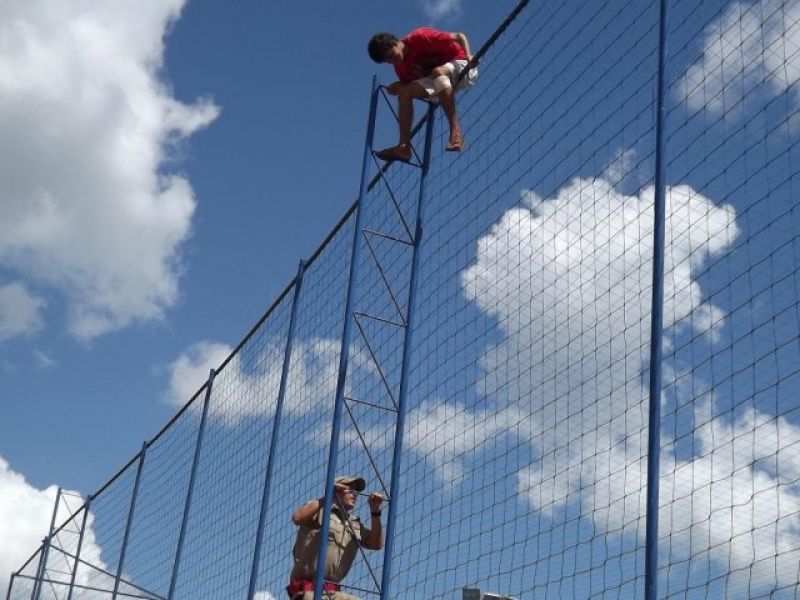 Rolim de Moura –  Jovem ameaça se jogar de estrutura de campo de futebol Rolim de Moura –  Jovem ameaça se jogar de estrutura de campo de futebol