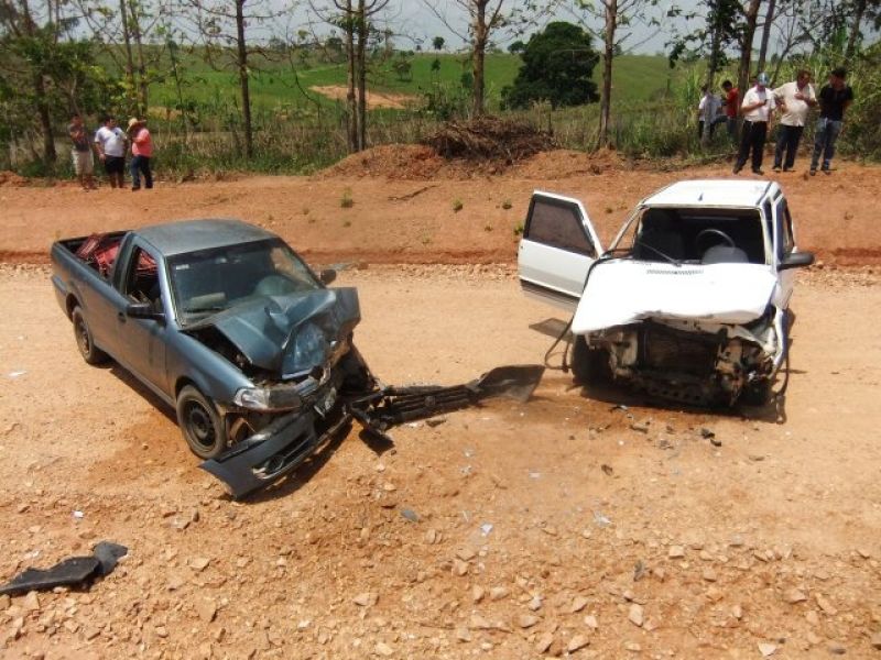 Novo Horizonte – Dois carros batem de frente na zona rural de Novo Horizonte Novo Horizonte – Dois carros batem de frente na zona rural de Novo Horizonte