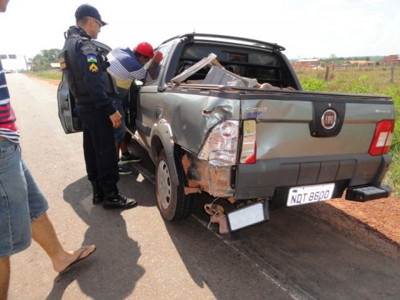 Rolim de Moura –  Moto bate na traseira de carro na RO-010 Rolim de Moura –  Moto bate na traseira de carro na RO-010