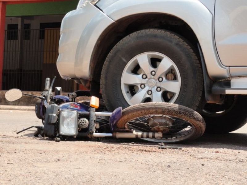 Rolim de Moura –  Caminhonete invade preferencial e se choca contra moto no centro da cidade Rolim de Moura –  Caminhonete invade preferencial e se choca contra moto no centro da cidade