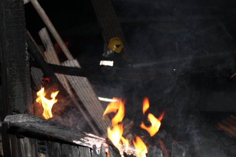 Rolim de Moura – Casa é totalmente destruida por incêndio no Bairro Cidade Alta Rolim de Moura – Casa é totalmente destruida por incêndio no Bairro Cidade Alta