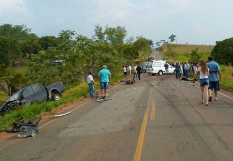 Colorado do Oeste. - Um morto e dois feridos em grave acidente envolvendo três veículos Colorado do Oeste. - Um morto e dois feridos em grave acidente envolvendo três veículos