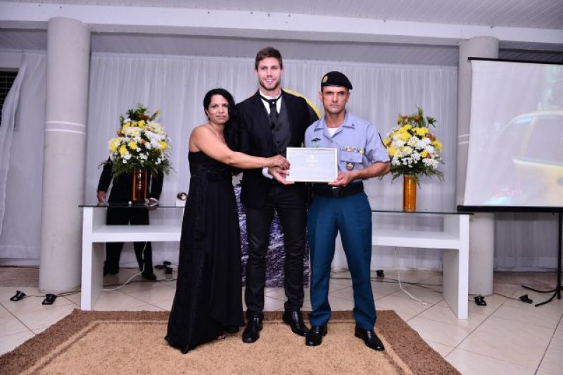 Rolim de Moura – Policial Militar e Bombeiro são homenageados como Personalidades em Evidência do ano 2013 Rolim de Moura – Policial Militar e Bombeiro são homenageados como Personalidades em Evidência do ano 2013