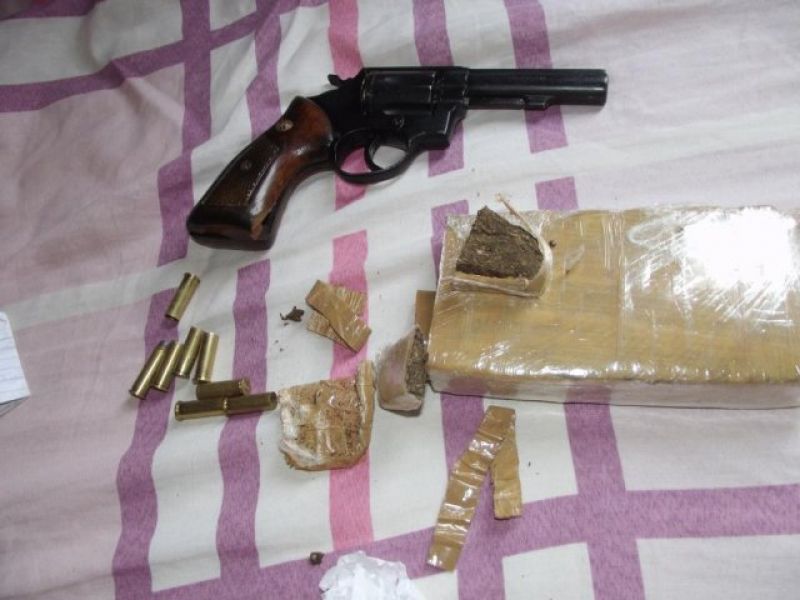 Pimenta Bueno - Polícia Militar prende dois traficantes, fecha comércio de drogas e apreende arma de fogo  Pimenta Bueno - Polícia Militar prende dois traficantes, fecha comércio de drogas e apreende arma de fogo