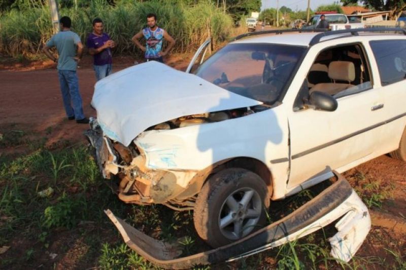 Rolim de Moura –  Carro bate na lateral de ônibus no bairro Olímpico Rolim de Moura –  Carro bate na lateral de ônibus no bairro Olímpico