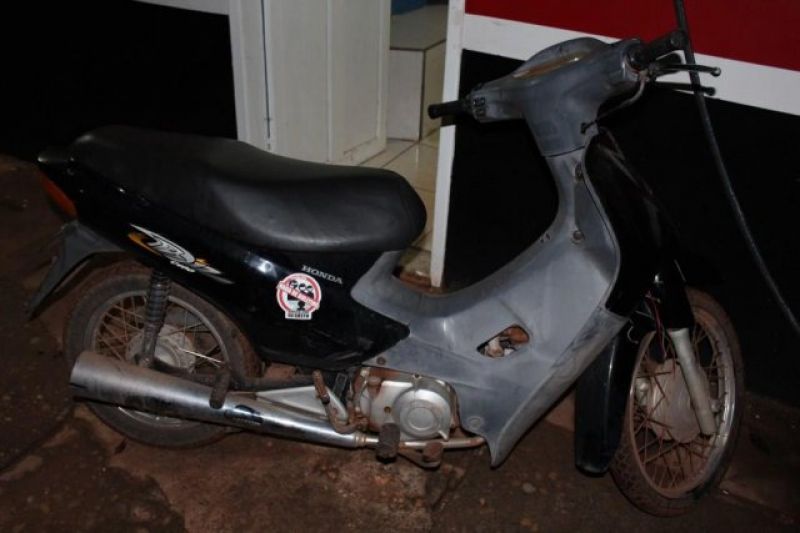 Rolim de Moura –  Moto furtada em poucos minutos é recuperada pela PM Rolim de Moura –  Moto furtada em poucos minutos é recuperada pela PM
