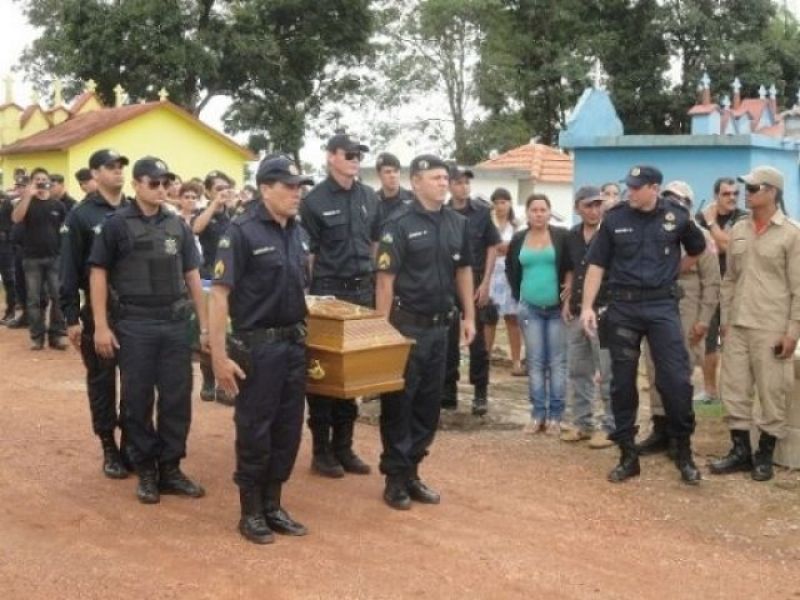 Cerejeiras: Multidão acompanha enterro de policial militar 
