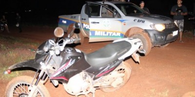 Rolim de Moura – Bandidos tentam furtar moto, mas se dão mal, pois alarme dispara, abandonam o veículo e fogem do local