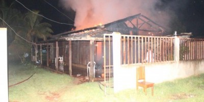 Rolim de Moura – Incêndio destrói quase toda uma residência na madrugada de domingo