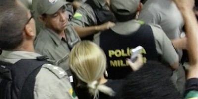Acre -  PMs são acusados de invadir delegacia e libertar sargento que foi preso - Vídeo
