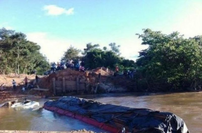 Mato Grosso - Carreta tomba de cima da balsa no Rio Canamã; Veja o vídeo -