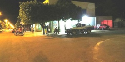 Cabixi - Assaltantes tocam terror em farmácia, roubam R$ 10 mil e deixam família trancada Cabixi - Assaltantes tocam terror em farmácia, roubam R$ 10 mil e deixam família trancada