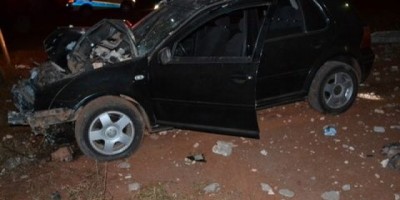 São Francisco do Guaporé - Carro desgovernado bate em muro de residência São Francisco do Guaporé - Carro desgovernado bate em muro de residência