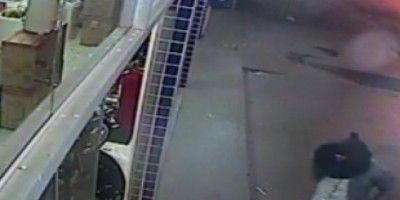 Ouro Preto - Vandalismo - Câmeras flagram ação de bandidos na City Lar; 13 televisores são furtados - Vídeo Ouro Preto - Vandalismo - Câmeras flagram ação de bandidos na City Lar; 13 televisores são furtados - Vídeo