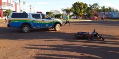 Rolim de Moura -  Condutor de carro ocasiona acidente e foge, mas placa do veículo fica no local Rolim de Moura -  Condutor de carro ocasiona acidente e foge, mas placa do veículo fica no local