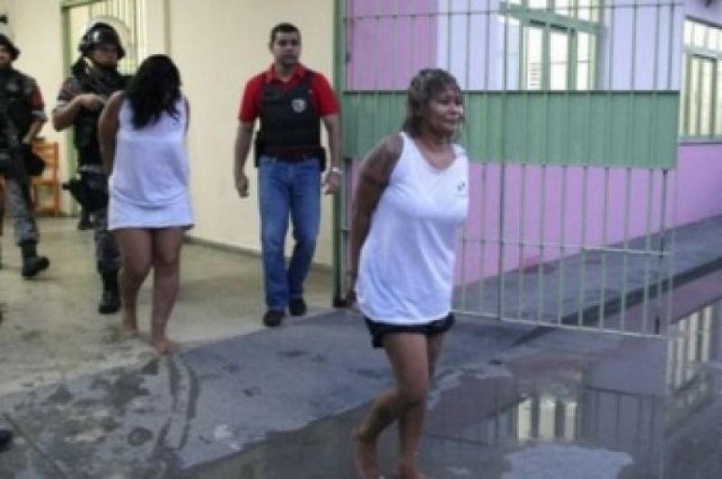 Presa que filmou execução de vítima faz motim e tenta matar agente no AM Presa que filmou execução de vítima faz motim e tenta matar agente no AM
