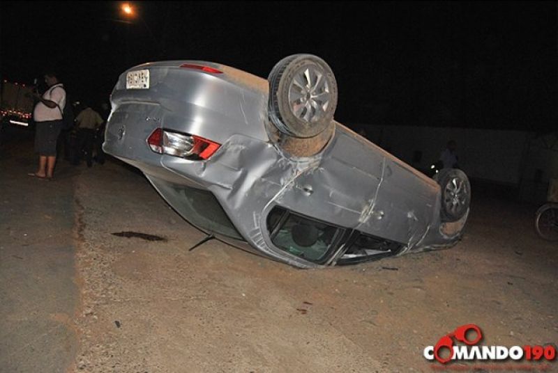 Ji-Paraná - Carro capota várias vezes após motorista perder o controle de direção Ji-Paraná - Carro capota várias vezes após motorista perder o controle de direção