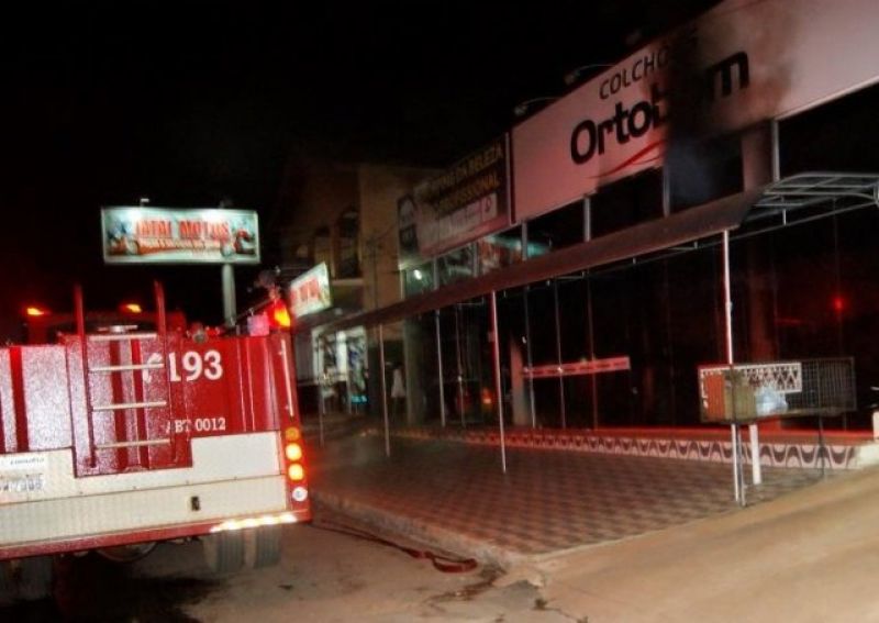 Rolim de Moura -  Incêndio atinge loja de colchões no centro da cidade Rolim de Moura -  Incêndio atinge loja de colchões no centro da cidade