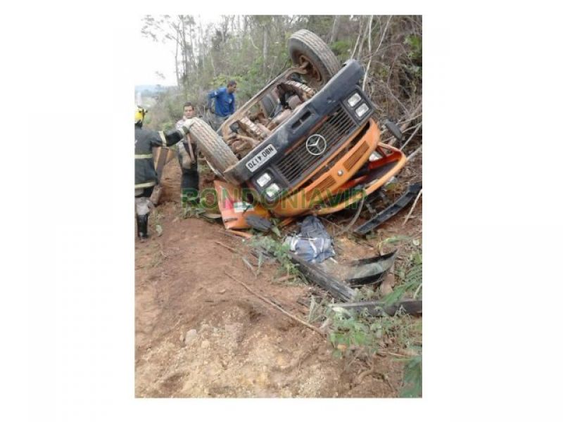 Caminhoneiro morre após acidente na BR-364 Caminhoneiro morre após acidente na BR-364