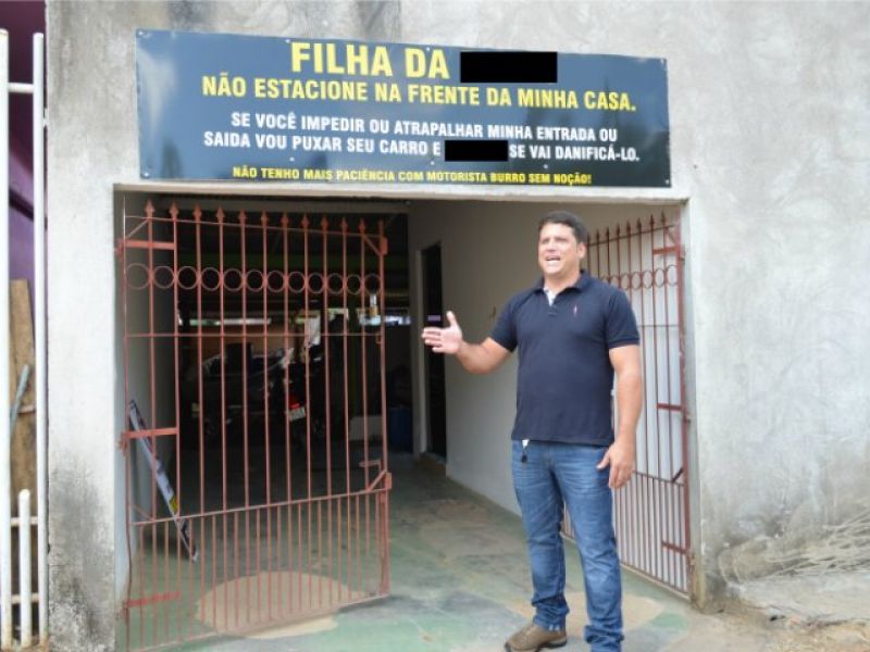 Ariquemes - Comerciante de Ariquemes coloca placa inusitada em frente à garagem de casa Ariquemes - Comerciante de Ariquemes coloca placa inusitada em frente à garagem de casa