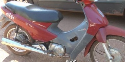 Rolim de Moura - Moto roubada de uma mulher por uma dupla de assaltantes é recuperada pela PM Rolim de Moura - Moto roubada de uma mulher por uma dupla de assaltantes é recuperada pela PM