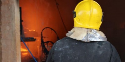 Rolim de Moura - Incêndio consome fábrica de roupas íntimas no bairro Jardim Tropical Rolim de Moura - Incêndio consome fábrica de roupas íntimas no bairro Jardim Tropical