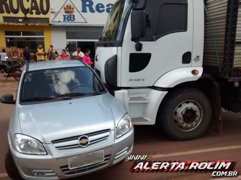 Rolim de Moura – Condutor de automóvel tenta desviar de outro veículo, mas acaba sofrendo uma colisão com caminhão no centro da cidade Rolim de Moura – Condutor de automóvel tenta desviar de outro veículo, mas acaba sofrendo uma colisão com caminhão no centro da cidade