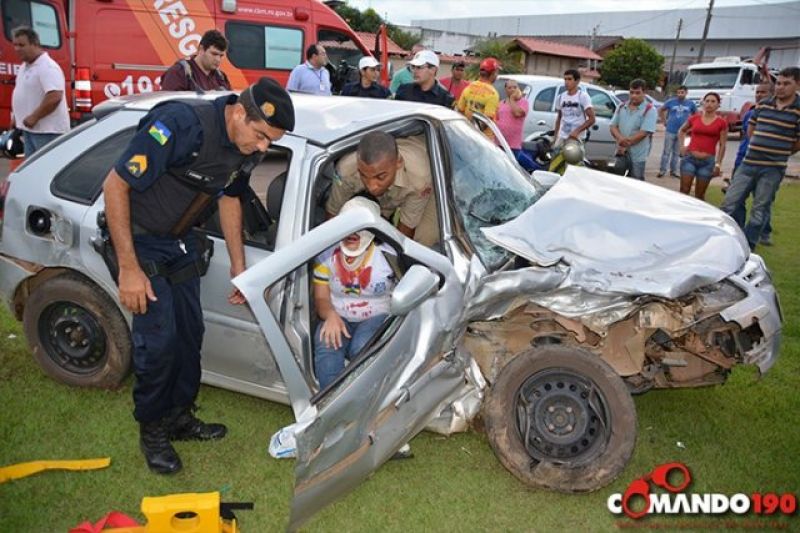 Ji-Paraná - Acidente entre caminhonete Hilux e Gol deixa mãe e duas filhas feridas Ji-Paraná - Acidente entre caminhonete Hilux e Gol deixa mãe e duas filhas feridas