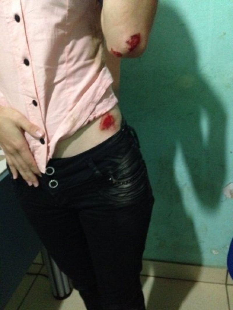 Jaru - Jovem é arrastada por assaltantes durante roubo em via pública Jaru - Jovem é arrastada por assaltantes durante roubo em via pública
