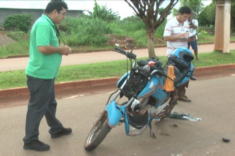 Rolim de Moura –  Mototaxista fica gravemente ferido após colidir na traseira de carro que saia de residencia de marcha ré Rolim de Moura –  Mototaxista fica gravemente ferido após colidir na traseira de carro que saia de residencia de marcha ré