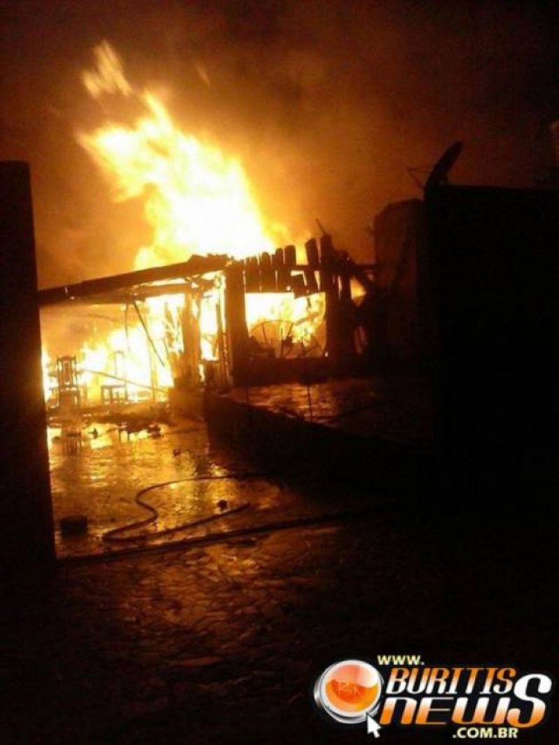 Buritis - Incêndio destrói duas casas; uma era de um bombeiro Buritis - Incêndio destrói duas casas; uma era de um bombeiro