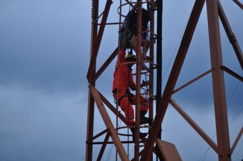 Vilhena - Mulher de 31 anos ameaça se jogar de torre Vilhena - Mulher de 31 anos ameaça se jogar de torre